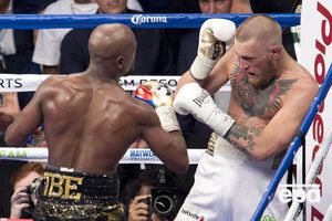 Мейвезер (слева) победил техническим нокаутом