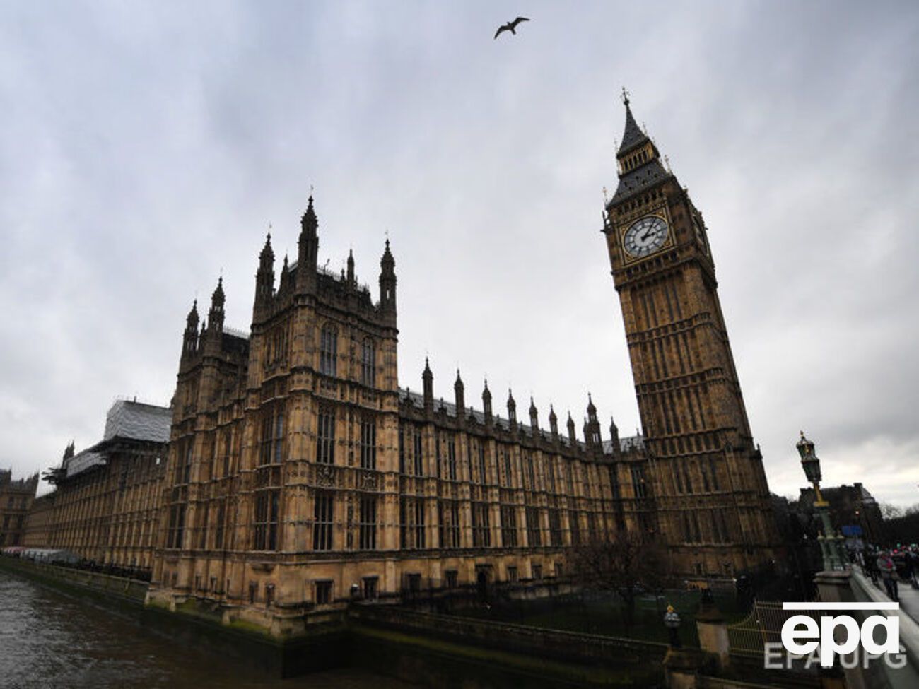 Полицейские прошлись по коридорам парламента и "штурмовали" зал заседаний Палаты общин, пишет издание