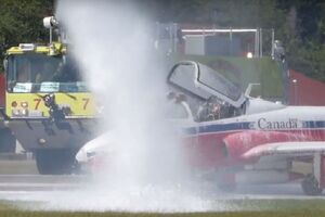 Для гасіння літака було викликано дві пожежні машини