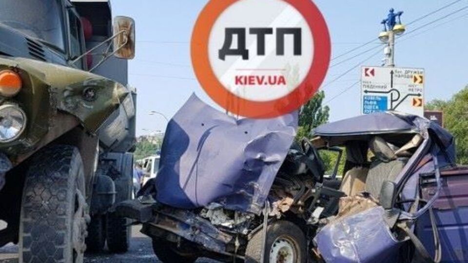 Водія легкового автомобіля було госпіталізовано в критичному стані