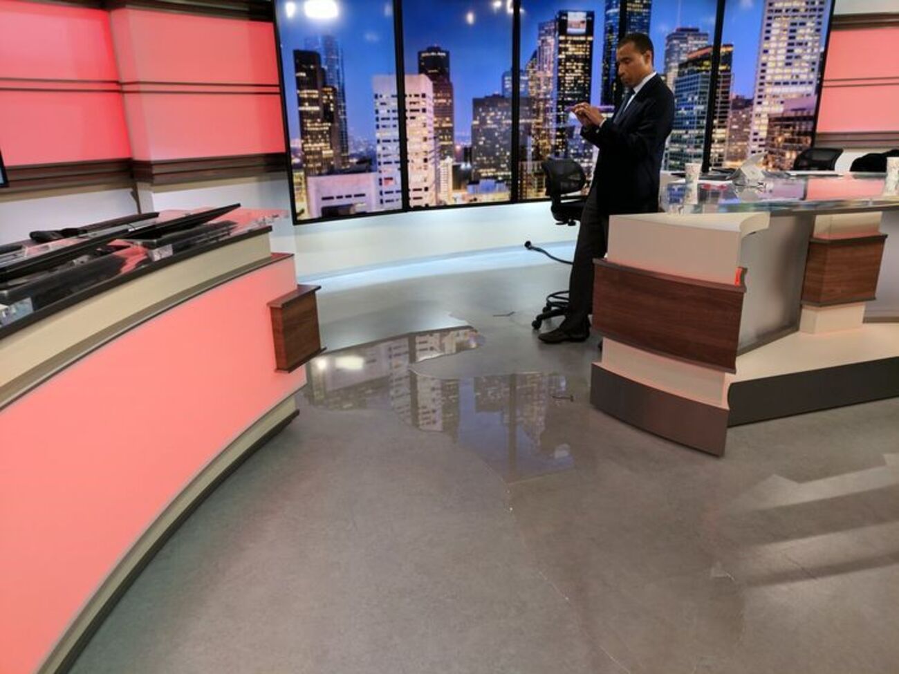 Співробітники телеканала були змушені перебратися на другий поверх