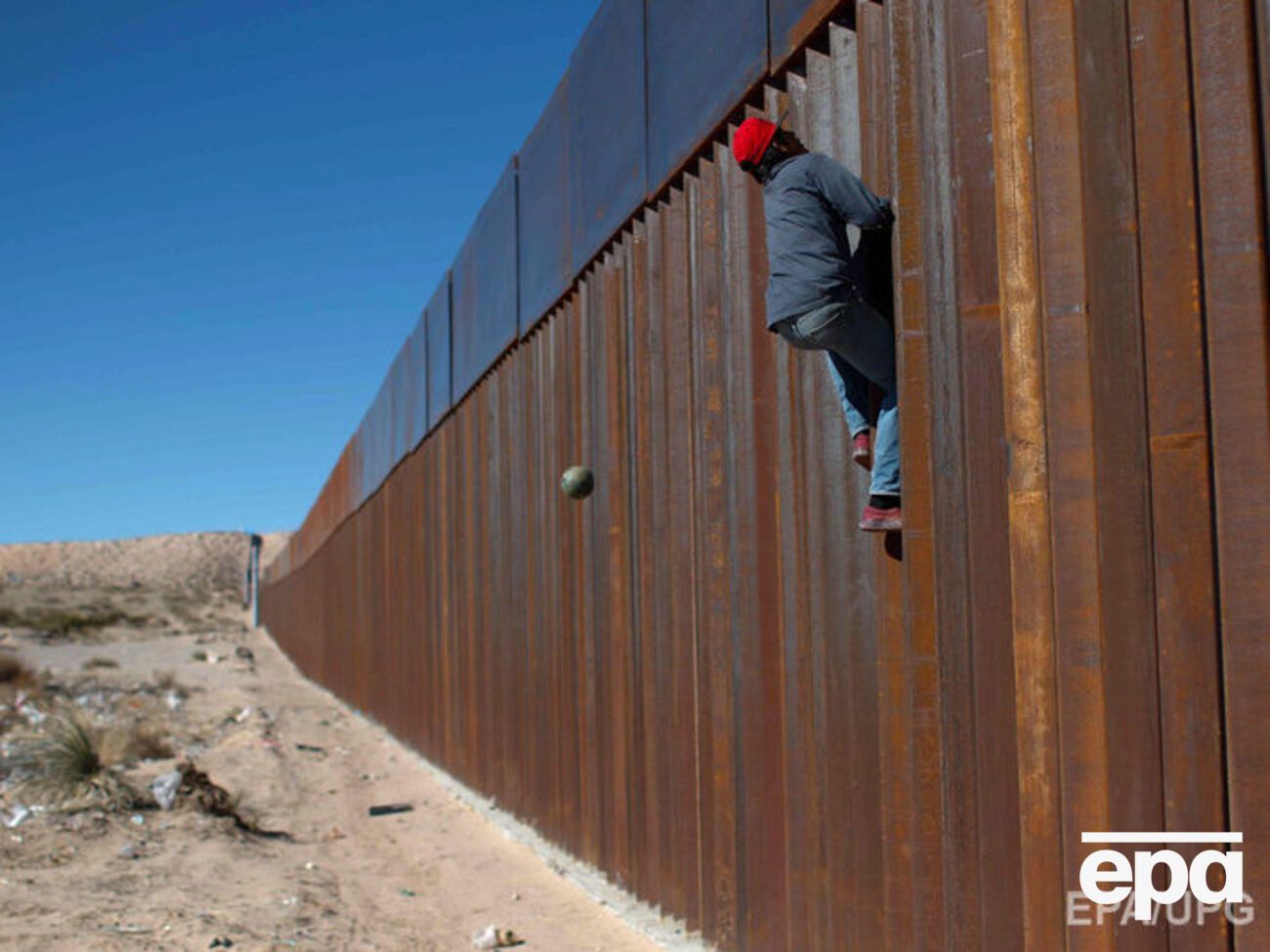 О стене между США и Мексикой Трамп говорит со времени своей предвыборной кампании