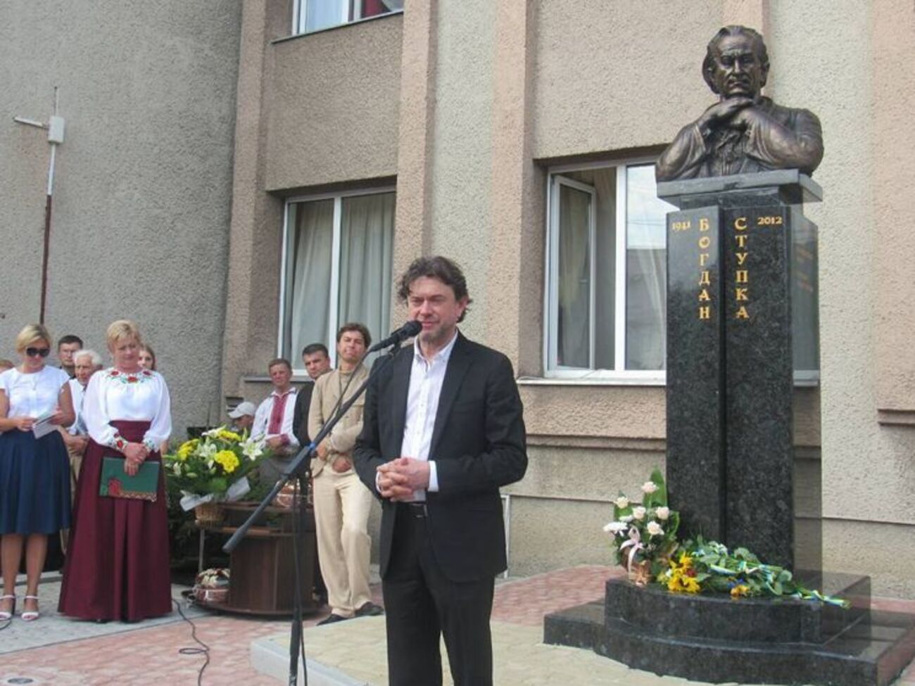 На відкритті пам'ятника був присутній син актора Остап