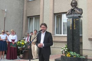 На відкритті пам'ятника був присутній син актора Остап