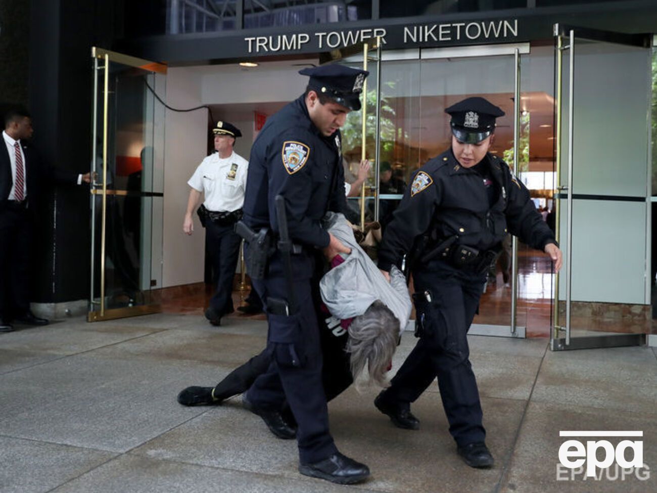 Трамп хоче дозволити поліції використовувати армійське озброєння, пишуть ЗМІ