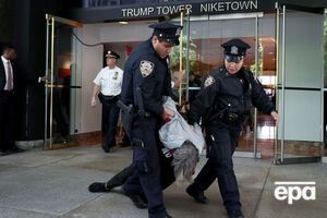 Трамп хоче дозволити поліції використовувати армійське озброєння, пишуть ЗМІ