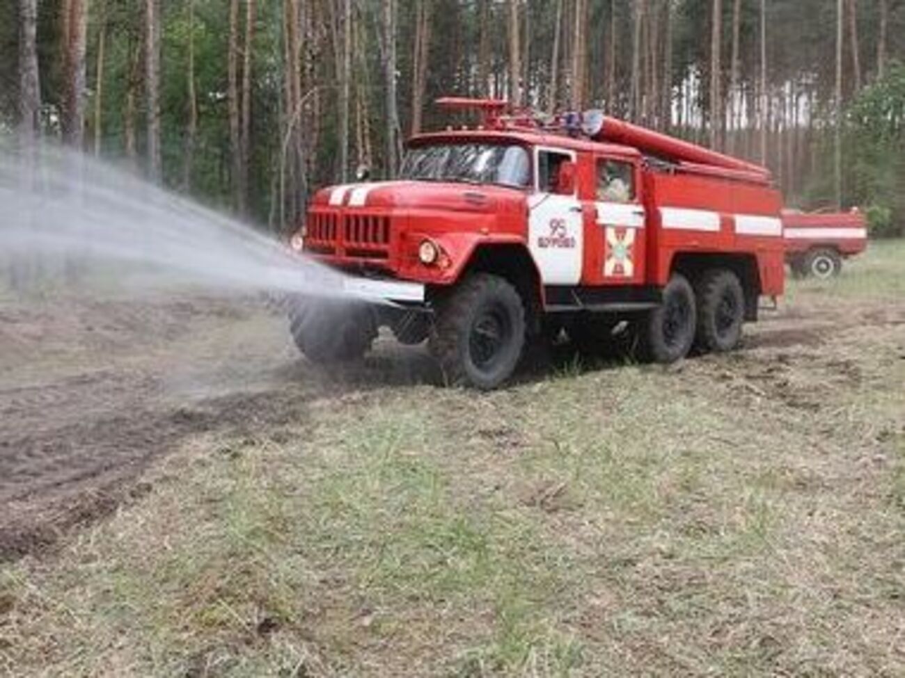Рятувальники чотири години гасили пожежу на звалищі в Маріуполі