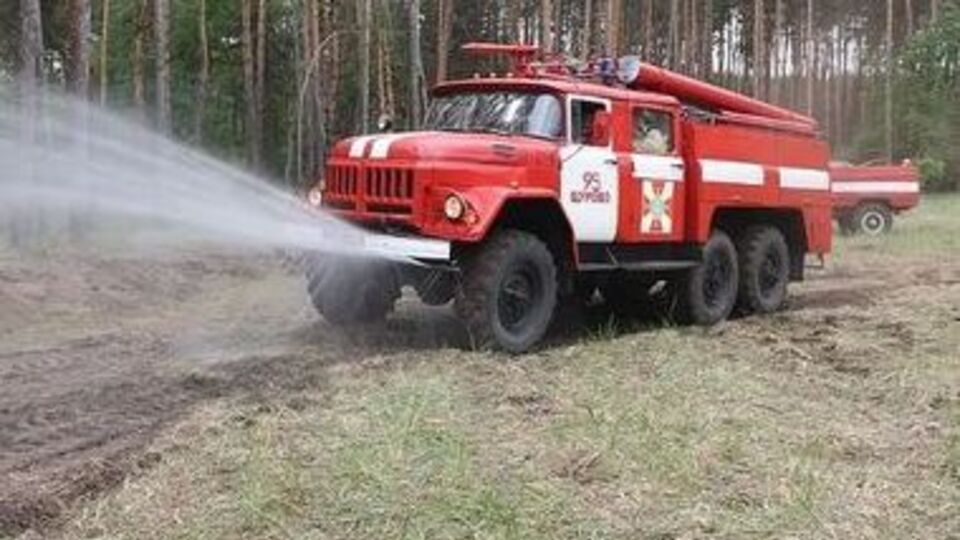 Рятувальники чотири години гасили пожежу на звалищі в Маріуполі