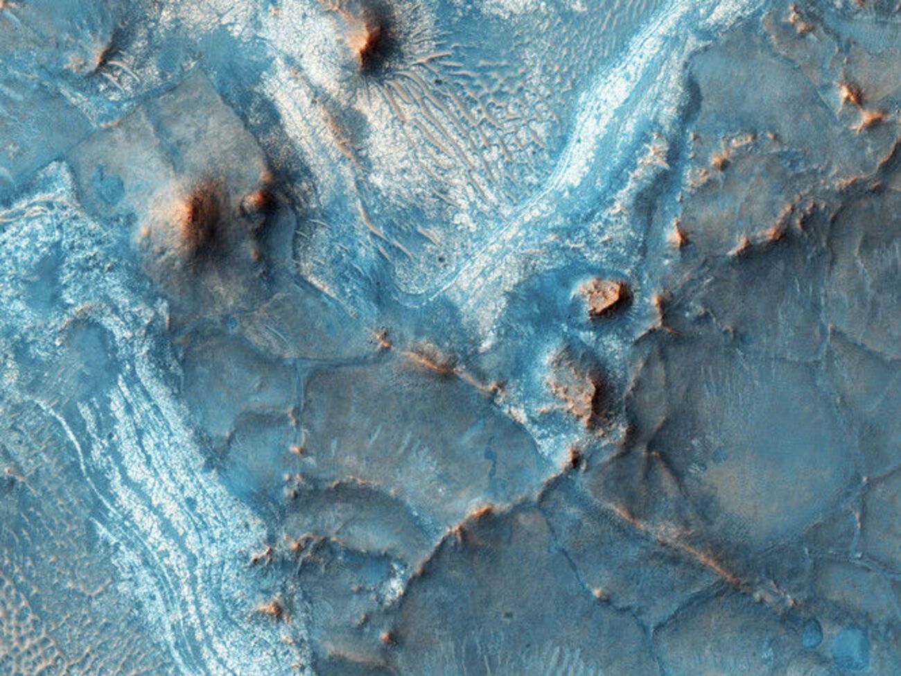 NASA показало лед на Марсе