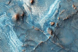 NASA показало лед на Марсе