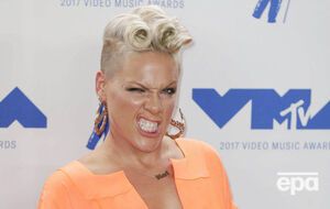 Pink позировала на красной дорожке MTV Video Music Awards