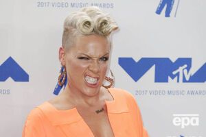Pink позировала на красной дорожке MTV Video Music Awards