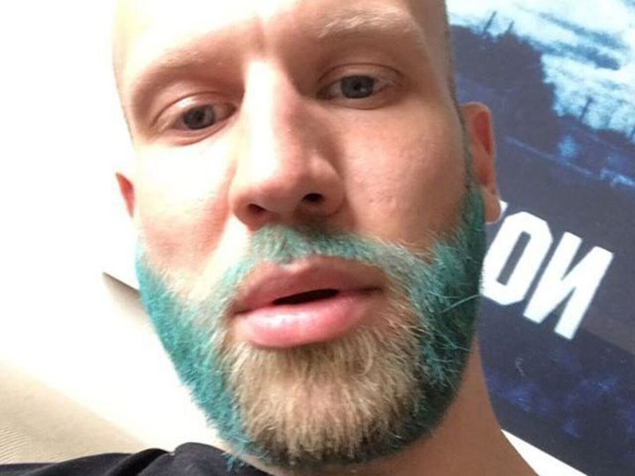 Дорн показал фото с пышными волосами