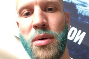 Дорн показал фото с пышными волосами