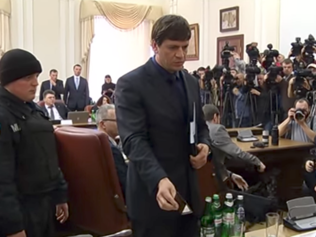 Дмитро Бут (у центрі) під час затримання керівництва ДСНС на засіданні Кабміну в 2015 році