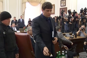 Дмитрий Бут (в центре) во время задержания руководства ГСЧС на заседании Кабмина в 2015 году