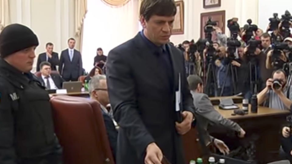 Дмитро Бут (у центрі) під час затримання керівництва ДСНС на засіданні Кабміну в 2015 році