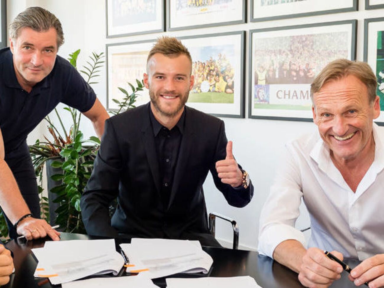 Контракт Ярмоленко (в центре) рассчитан до 2021 года