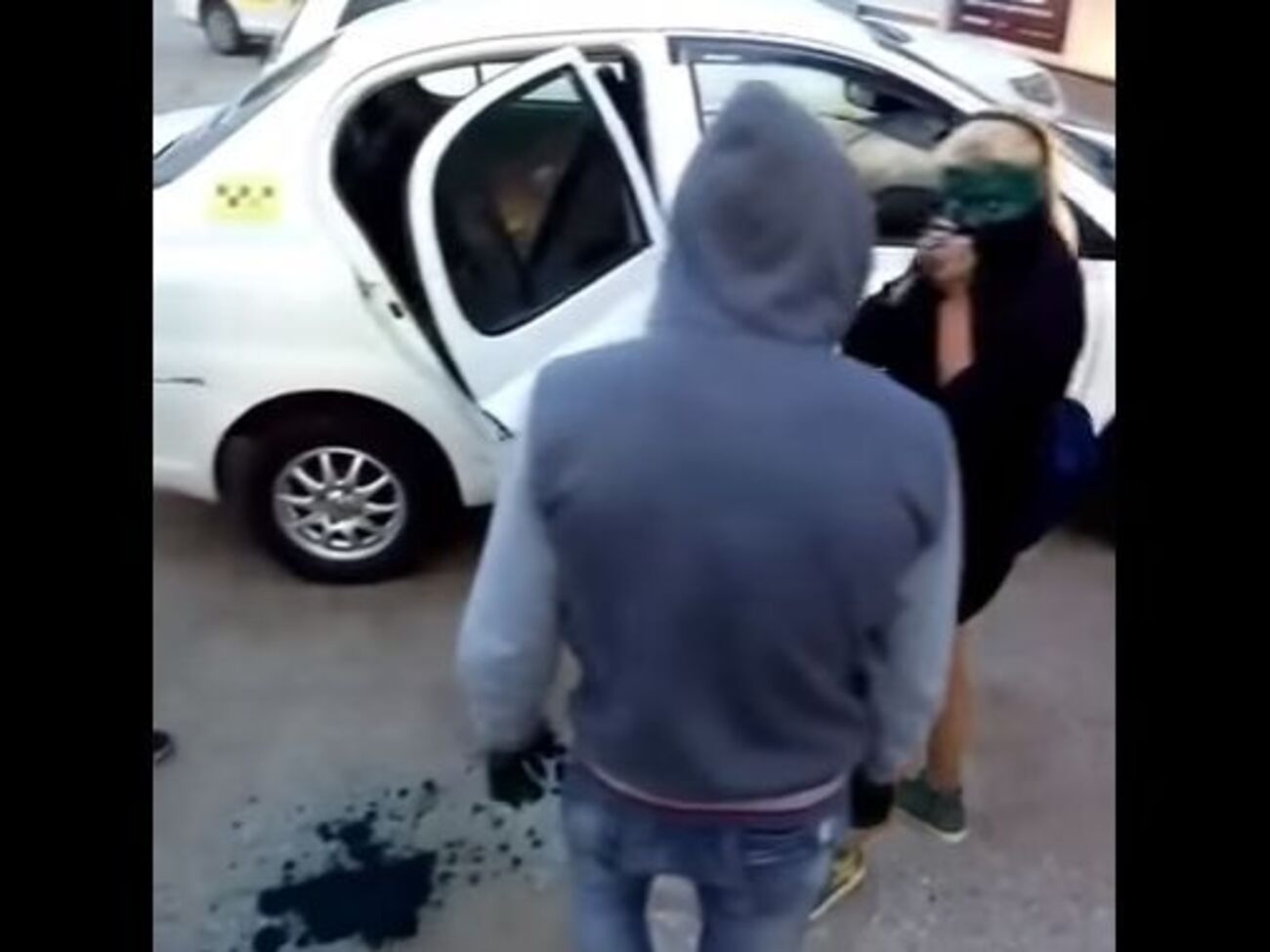 В Хабаровске таксисты издевались над девушками, которые ехали без денег