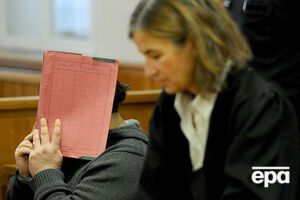 Во время судебного процесса убийца закрывал лицо от фотокамер