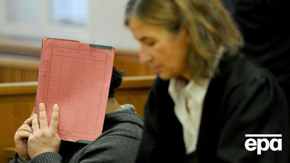 Під час судового процесу вбивця закривав обличчя від фотокамер