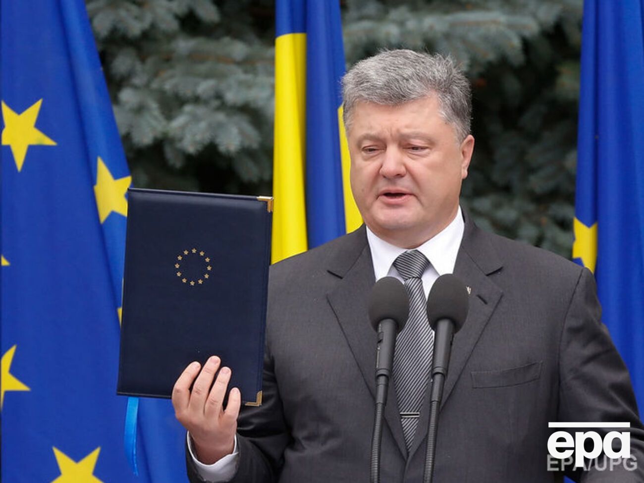 Порошенко заявил, что призыв о прекращении огня на Донбассе в первую очередь обращен к России
