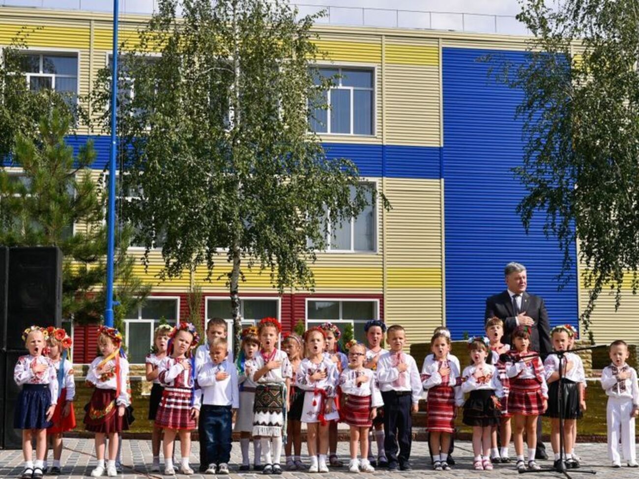 Порошенко: Саме з таких дітей виростають справжні українці