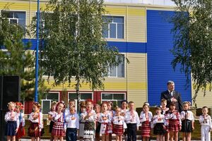 Порошенко: Именно из таких детей вырастают настоящие украинцы