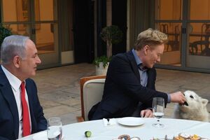 Конан О'Брайен покормил огурцами собаку израильского премьера