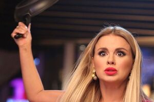 Героиня Семенович выяснила отношения с мужчиной в новом клипе