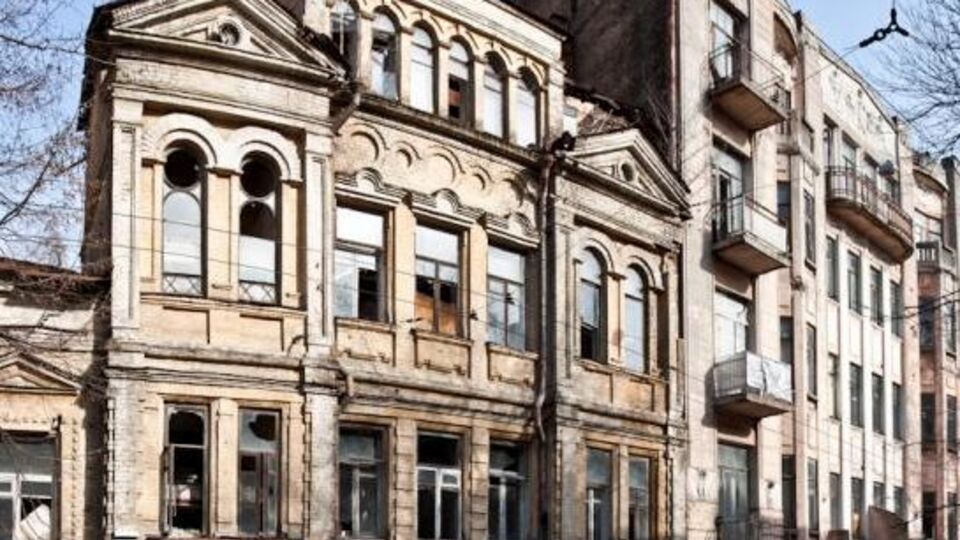 У будівлі досі живуть люди