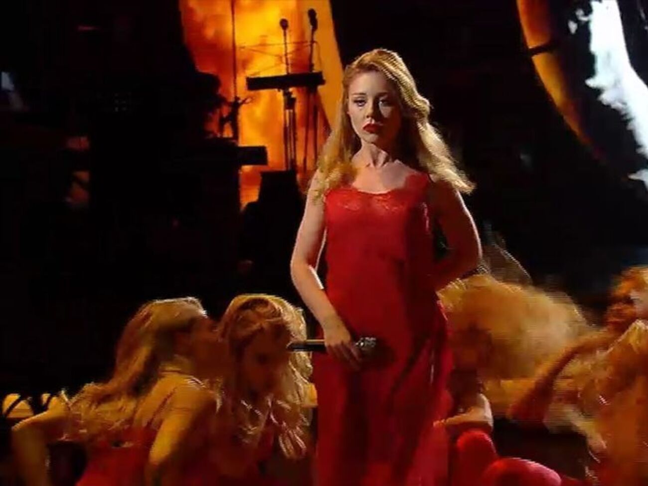 Тіна Кароль в одязі червоних тонів презентувала пісню