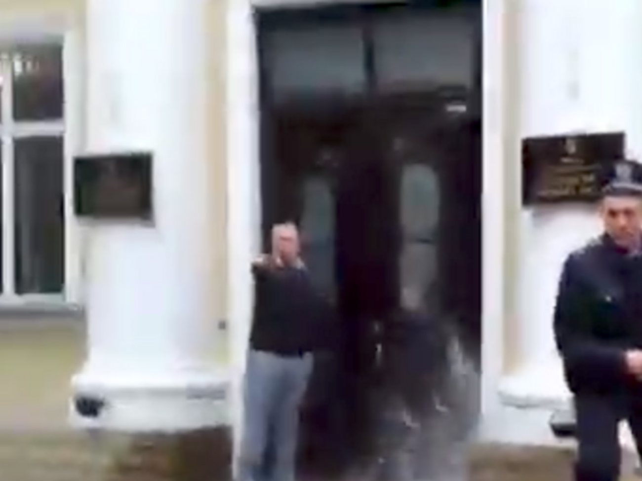 Активісти облили водою радника мера Глухова Павленка (ліворуч)