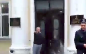 Активисты облили водой советника мэра Глухова Павленко (слева)