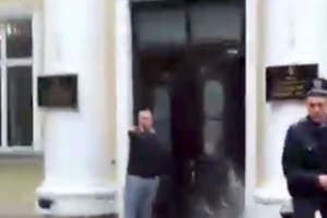 Активісти облили водою радника мера Глухова Павленка (ліворуч)