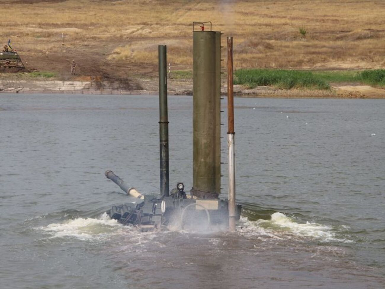 Для погружения все стыки боевой машины обработали герметиком
