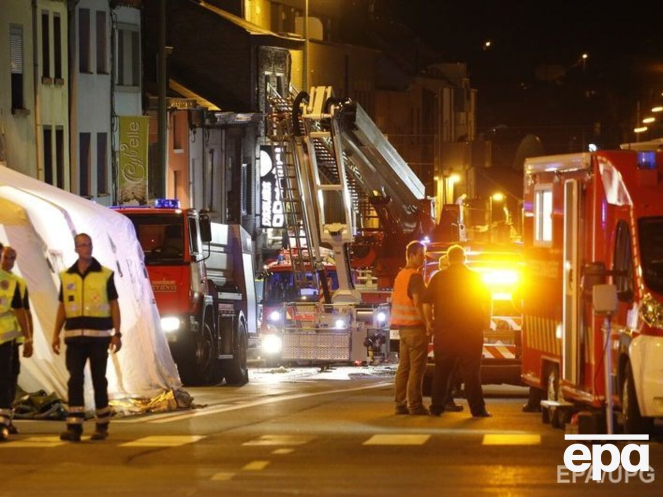 Пожарные разбирают завалы в Бастоне