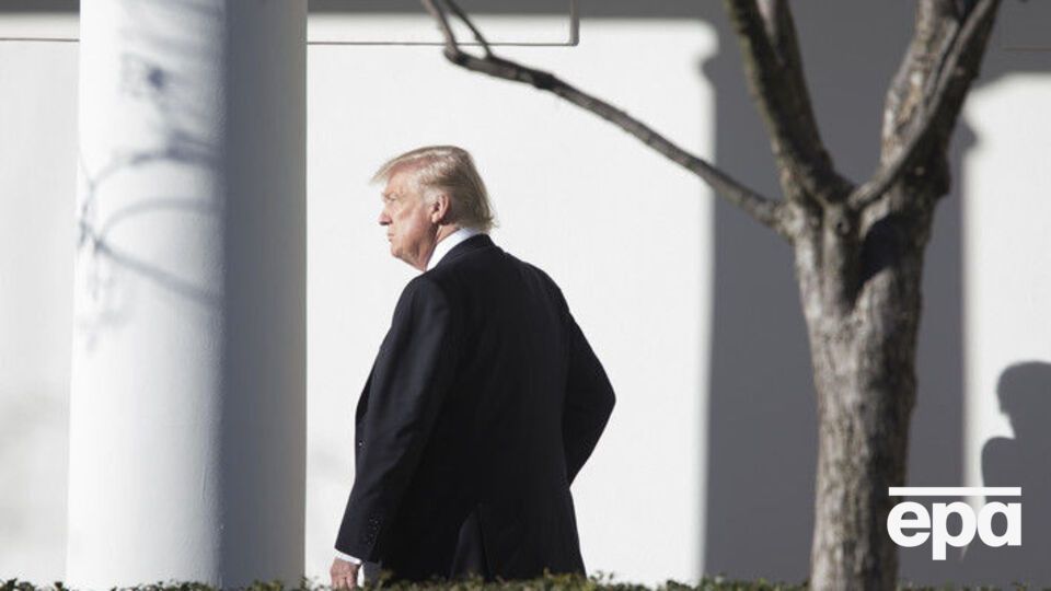 Сандерс подчеркнула, что Трамп подписал санкции не под давлением
