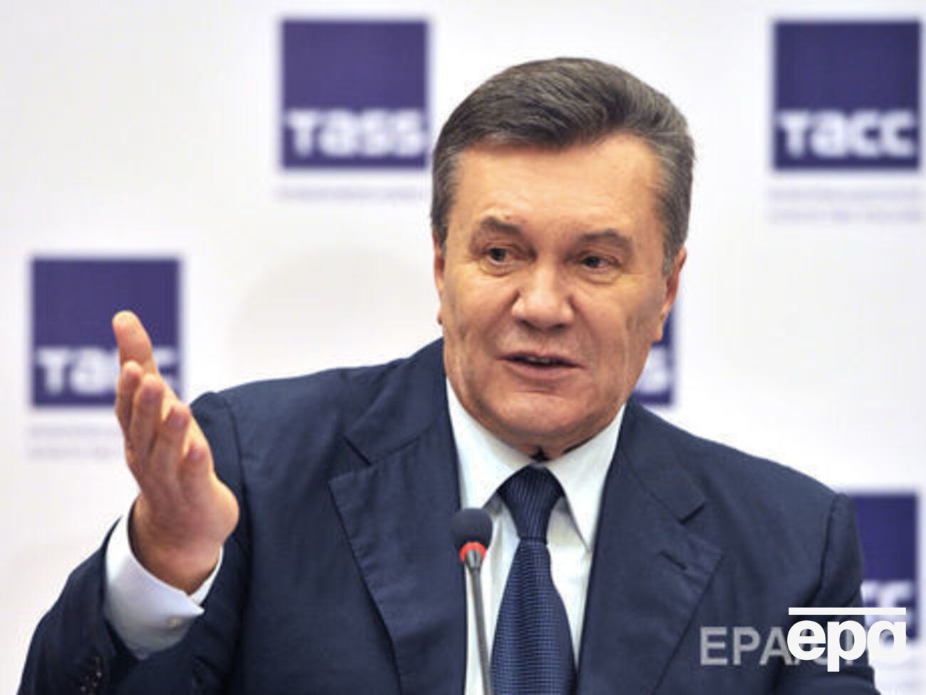 Сам Янукович на засіданні не присутній