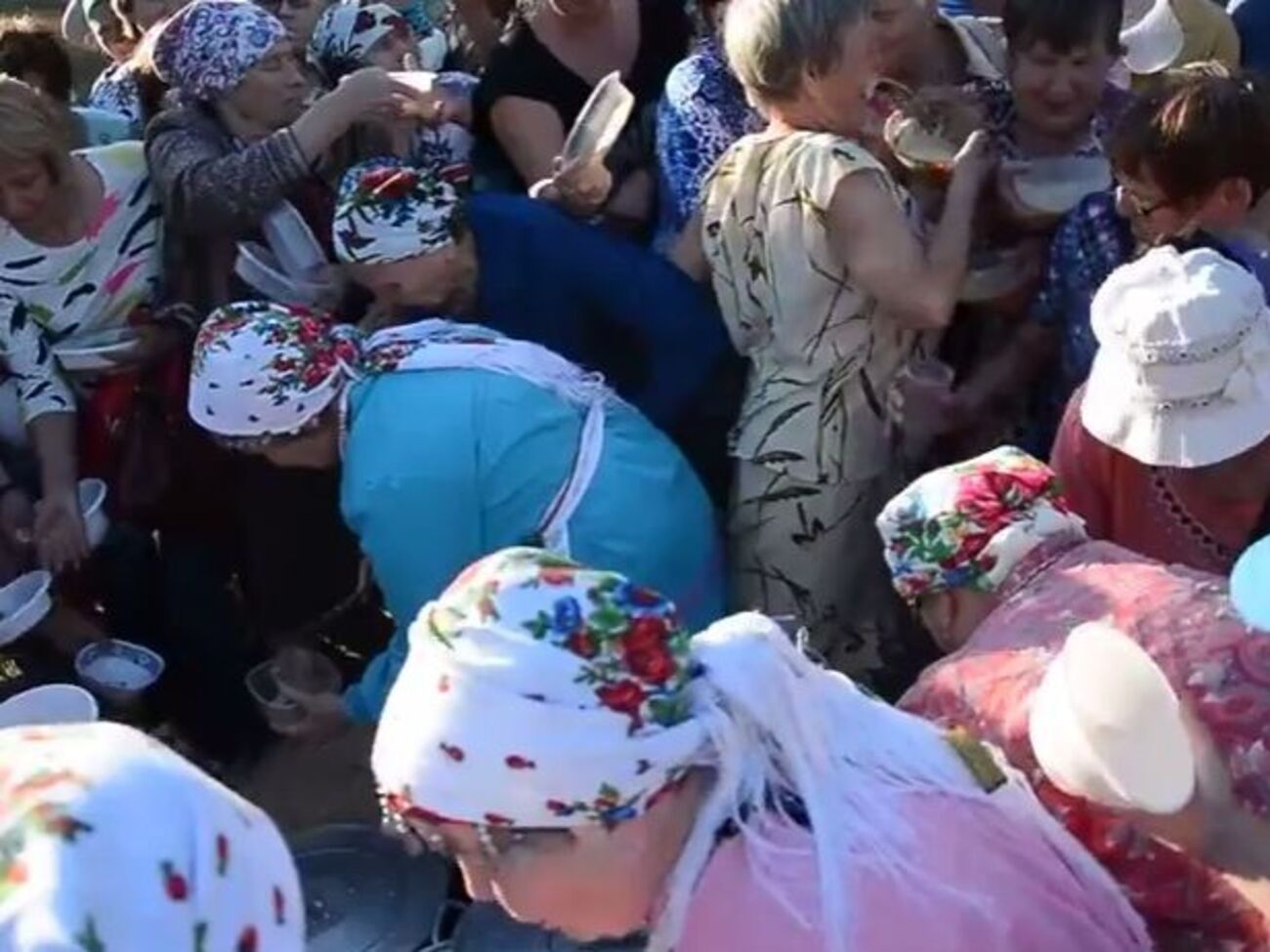 Давка ради получения бесплатной каши в Ижевске