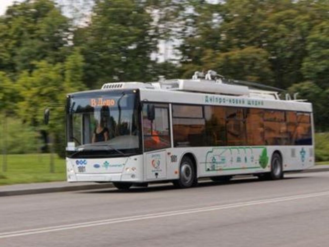 Троллейбус днепровского производства ЮМЗ на автономном ходу