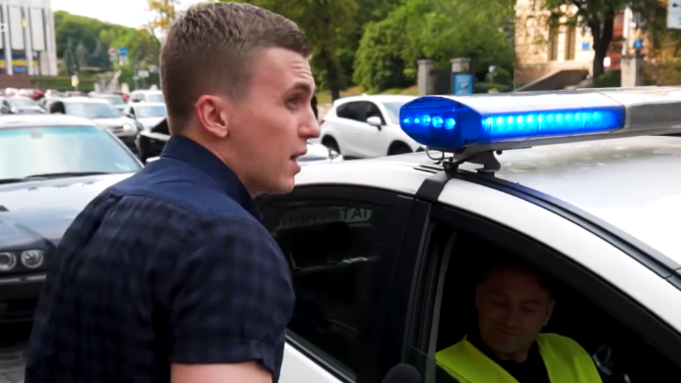 Поліцейські часто "не помічають" порушень із боку посадовців
