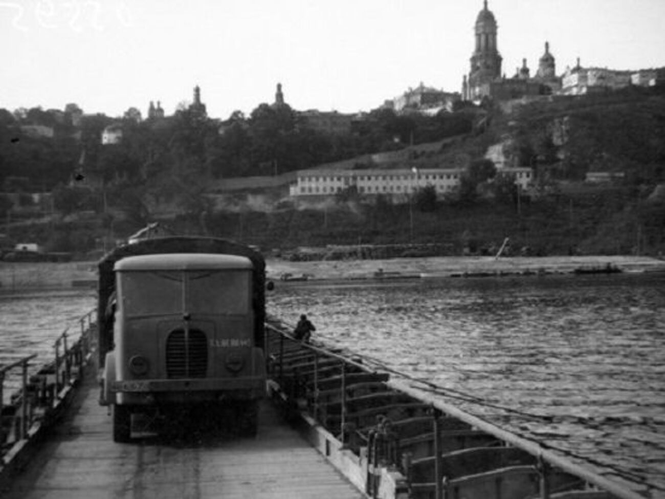 Переправа через річку Дніпро. Київ, 1943 рік