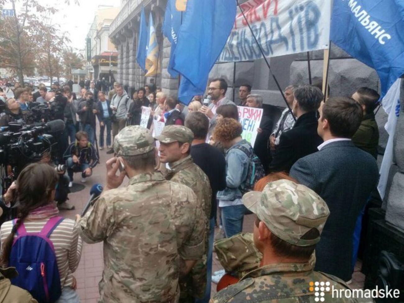 Лещенко: Мы требуем встречи с председателем СБУ Грицаком, потому что мы, как парламент, назначали Грицака на должность, а не его шестерок, которые занимаются зачисткой рынка и уничтожением бизнеса