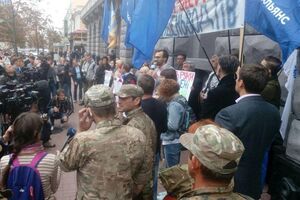 Лещенко: Ми вимагаємо зустрічі з головою СБУ Грицаком, тому що ми як парламент призначали Грицака на посаду, а не його шісток, які займаються зачисткою ринку та знищенням бізнесу