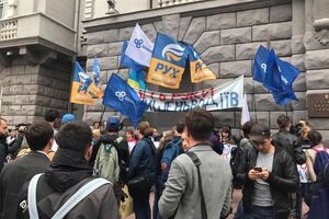 На мітинг зібралося приблизно 100 осіб