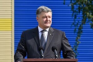 Порошенко о поездке в Покровск: Мальчики и девочки – первоклассники, которые так пели гимн, они уже никогда не вернутся в прошлое, они родились во времена независимости, они – настоящие украинцы