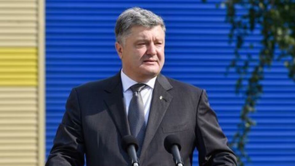 Порошенко про поїздку в Покровськ: Хлопчики і дівчатка – першокласники, які так співали гімн, вони вже ніколи не повернуться в минуле, вони народилися в часи незалежності, вони є справжніми українцями