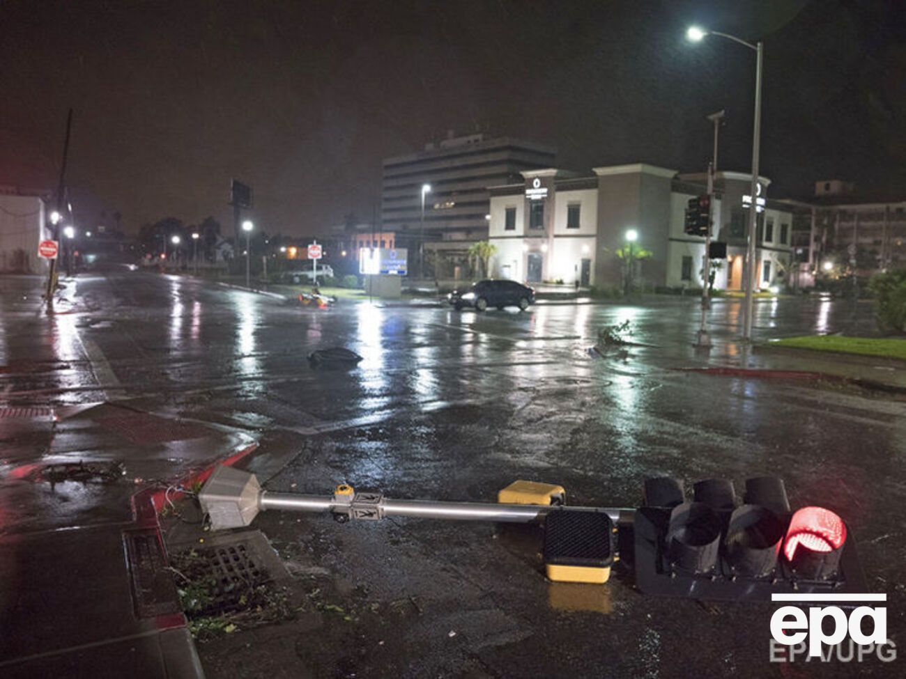 Шторм движется вглубь материка