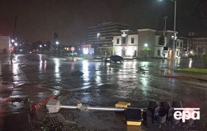 Шторм движется вглубь материка